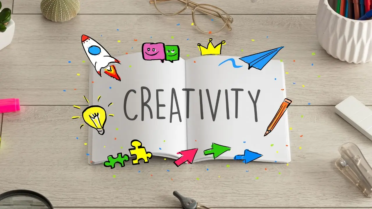 Kreatywne CV - napis creativity w zeszycie, wokół kolorowe ikony