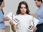 Niebieska karta - konsekwencje - procedury - dziewczynka przerywająca obraz domu rodzinnego, w tle skłóceni rodzice