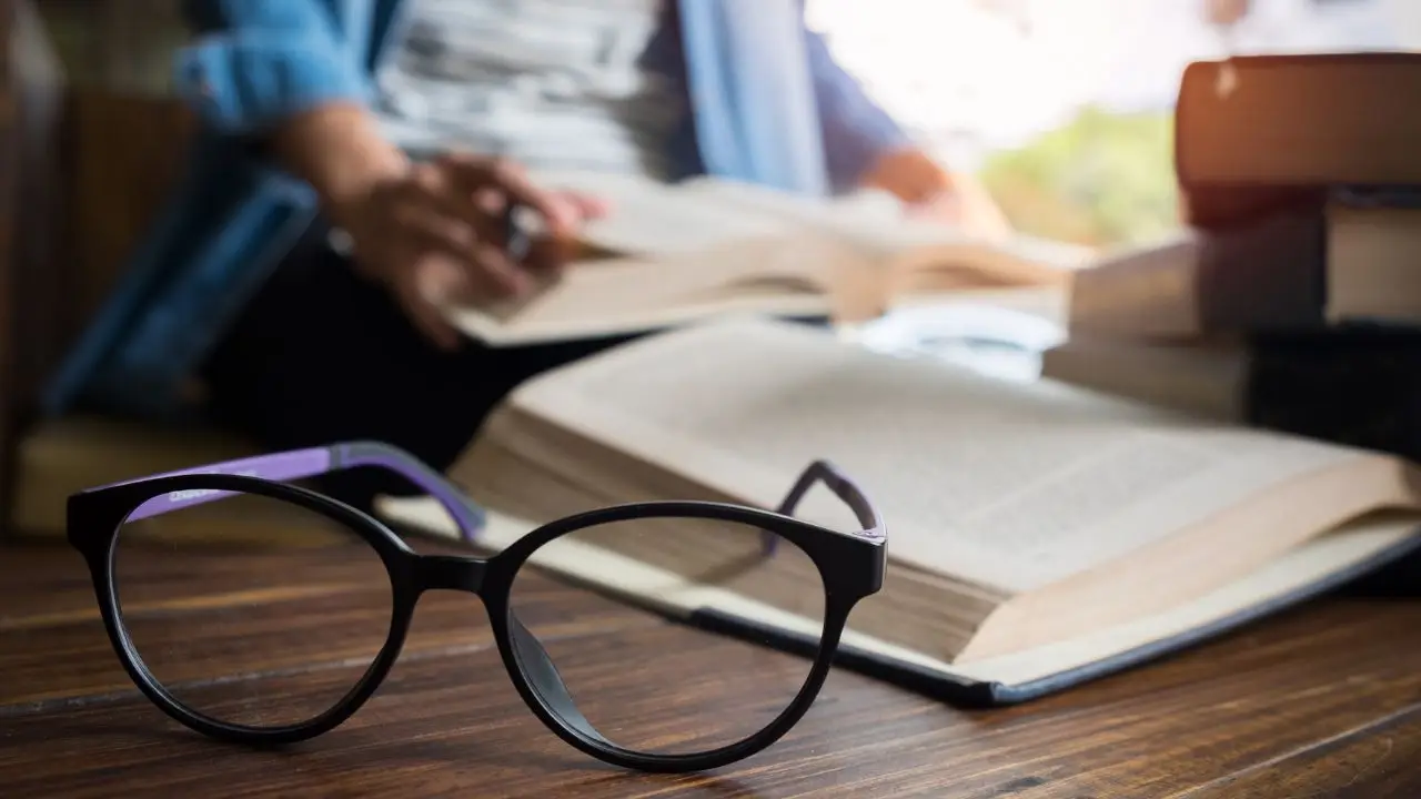 Studia podyplomowe - osoba ucząca się z książek
