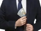 Success fee - mężczyzna chowający wynagrodzenie do marynarki