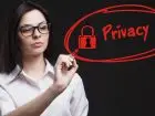 Dane osobowe - kobieta wskazująca palcem na napis privacy