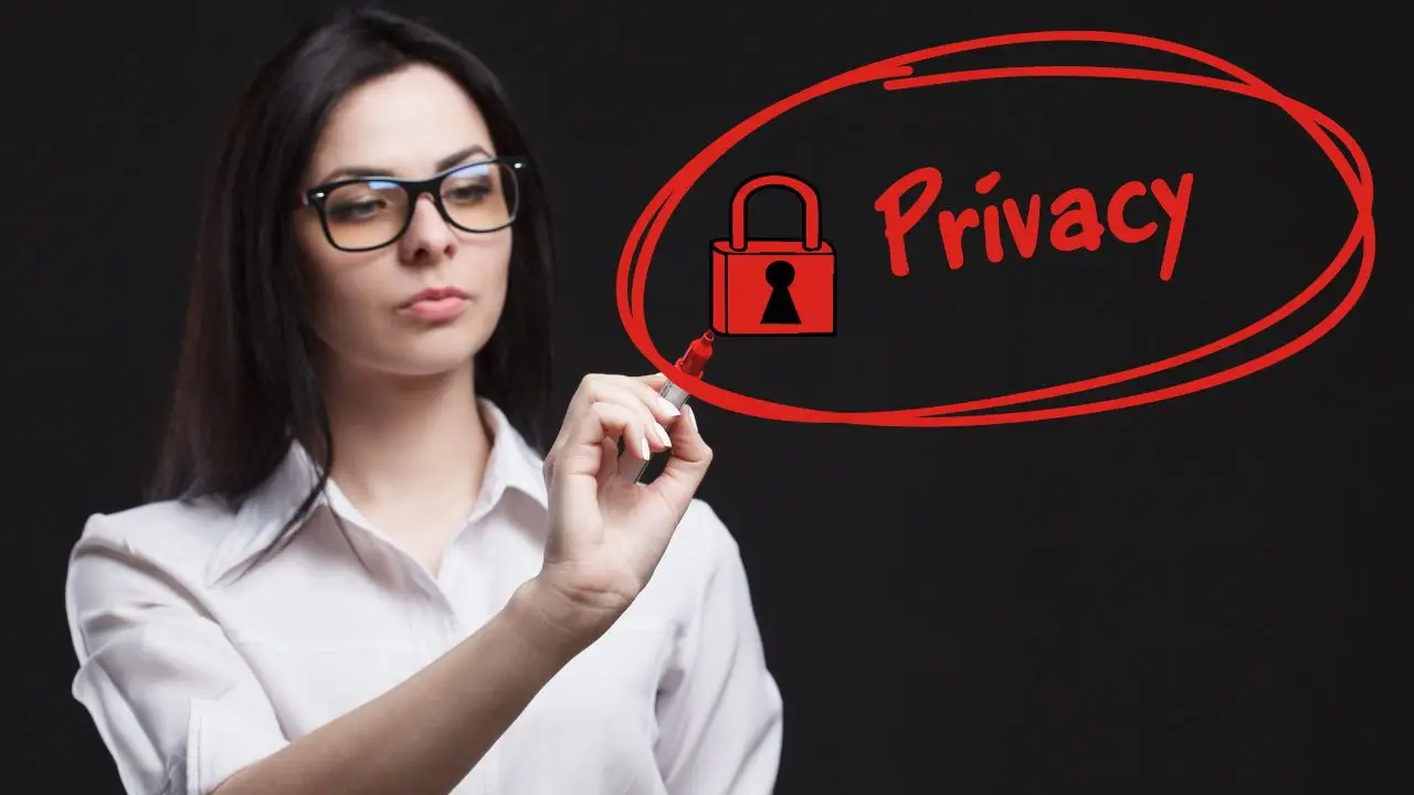 Dane osobowe - kobieta wskazująca palcem na napis privacy