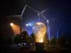 Energetyk - żarówka na makiecie miasta