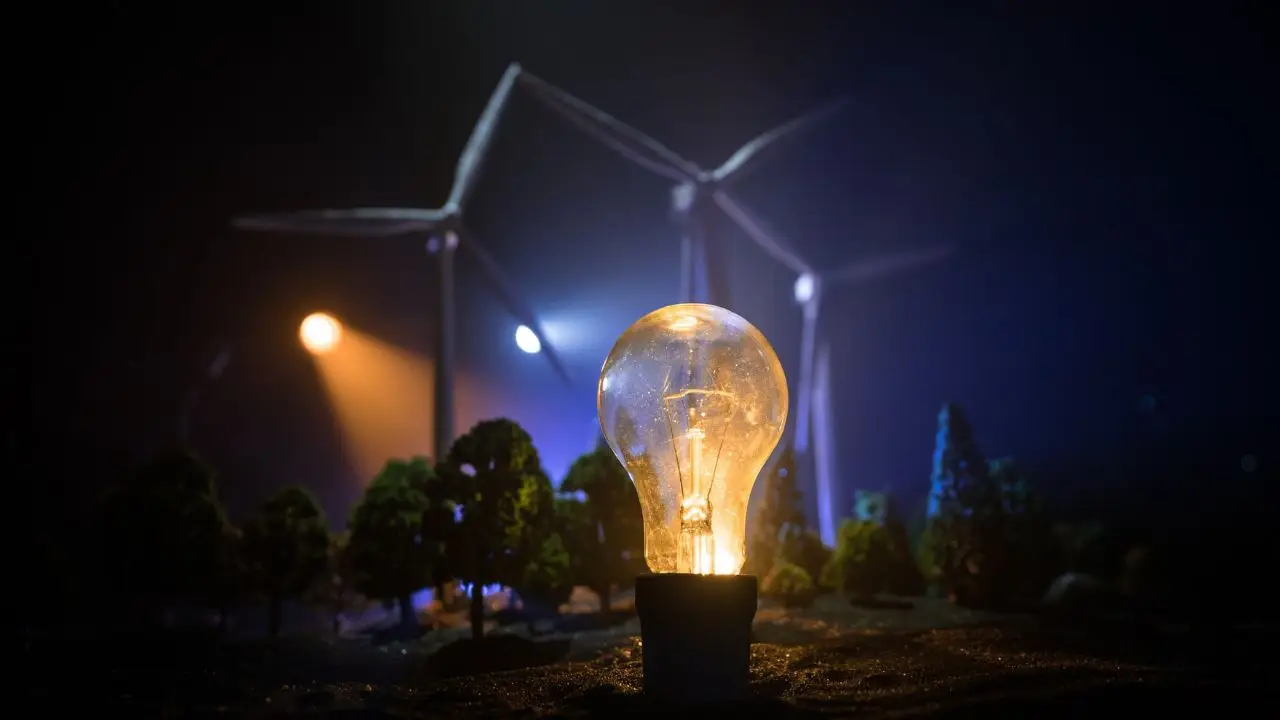 Energetyk - żarówka na makiecie miasta