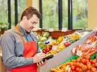 Kupiec - kupiec sprawdza stan warzyw w magazynie firmy produkcyjnej