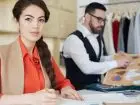 Projektanci mody podczas pracy w pracowni ubrań