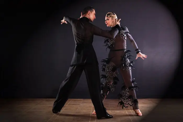 Tancerz - tancerz i tancerka podczas tańca towarzyskiego na czarnym tle