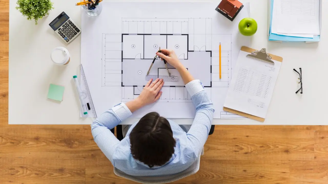 Architektura - co robic po studiach - mężczyzna architekt podczas pracy nad projektem