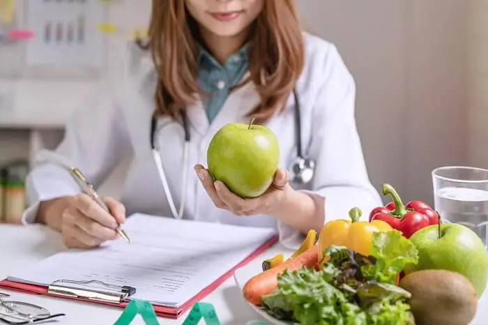 Dietetyka - dietetyczka ustala dietę opartą na owocach