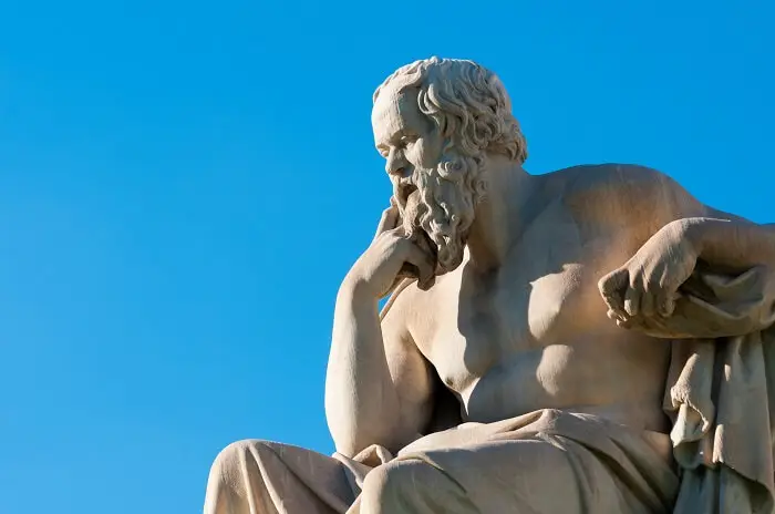Filozofia - pomnik filozofa na tle niebieskiego nieba