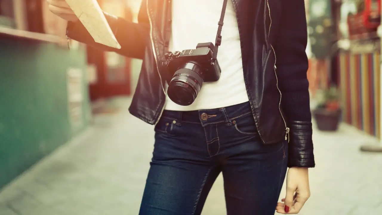 Fotografia - kobieta fotograf w kurtce