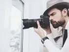 Dziennikarz śledczy podczas pracy, wykonuje zdjęcia