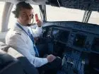 Jak zostać pilotem - pilot w kabinie samolotu