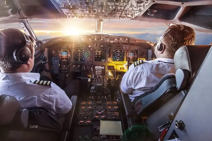 Jak zostać pilotem samolotu cywilnego?- pierwszy oficer i drugi oficer w kokpicie samolotu pasażerskiego