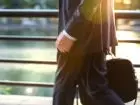 Jak zostać syndykiem - elegancko ubrany mężczyzna z torbą na dokumenty