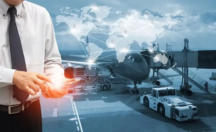 Logistyka - logistyk organizuje transport na tle lotniska i samochodów dostawczych