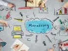 Marketing - co po studiach - napis marketing na szarym tle, wokół ikony i dłonie ludzi