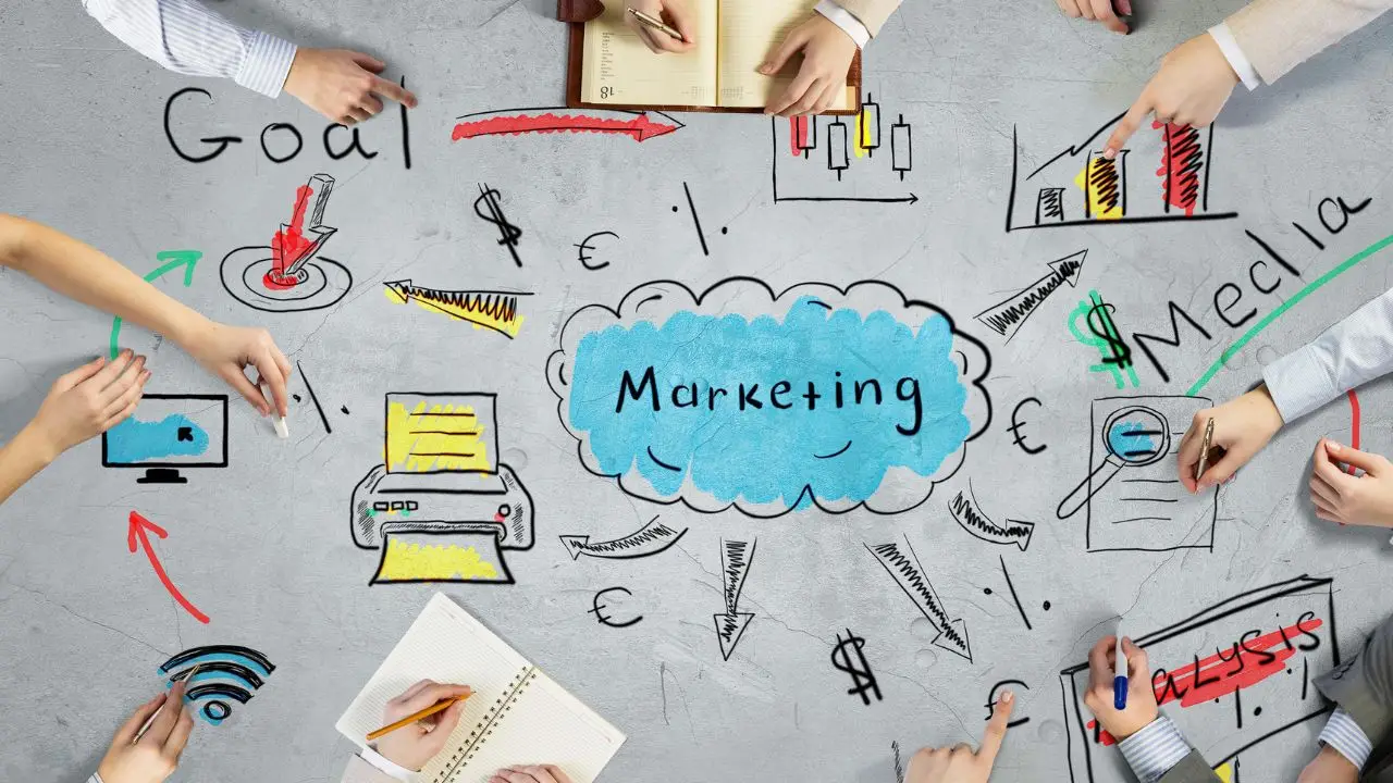 Marketing - co po studiach - napis marketing na szarym tle, wokół ikony i dłonie ludzi