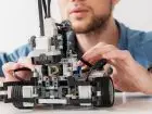 Mechatronika co po studiach - mechatronik składający robota