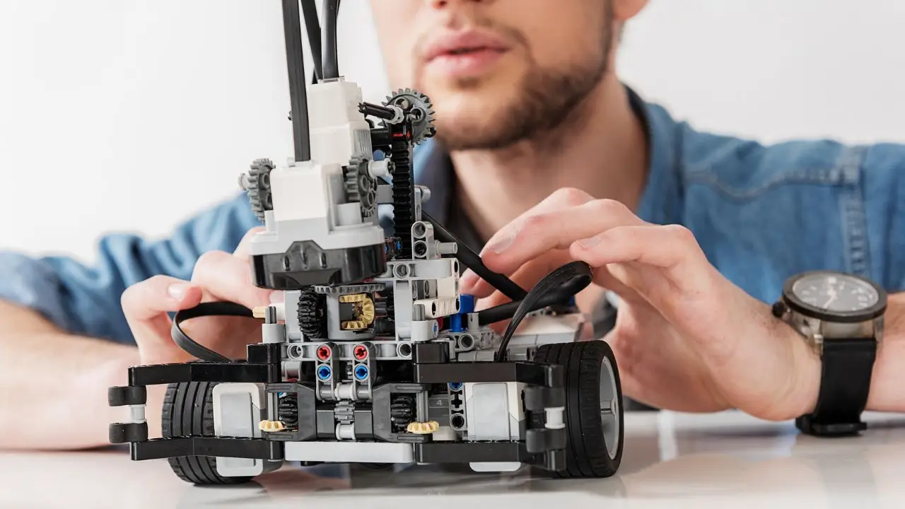 Mechatronika co po studiach - mechatronik składający robota