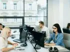 Praca po administracji - studia - urzędnicy przy biurkach