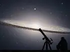 Astronomia - co robić po studiach - mężczyzna z teleskopem wycelowanym w niebo