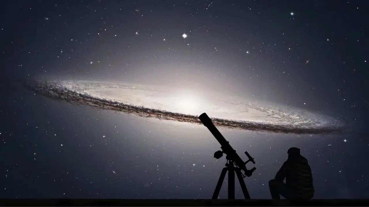 Astronomia - co robić po studiach - mężczyzna z teleskopem wycelowanym w niebo
