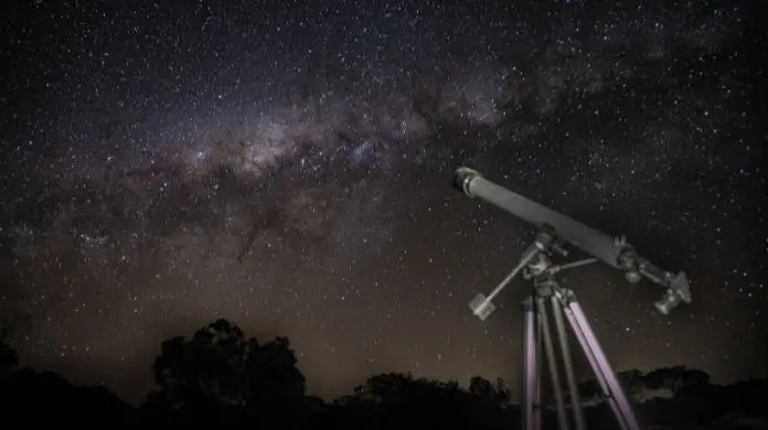 Astronomia - co robić po studiach - teleskop skierowany w nocne niebo
