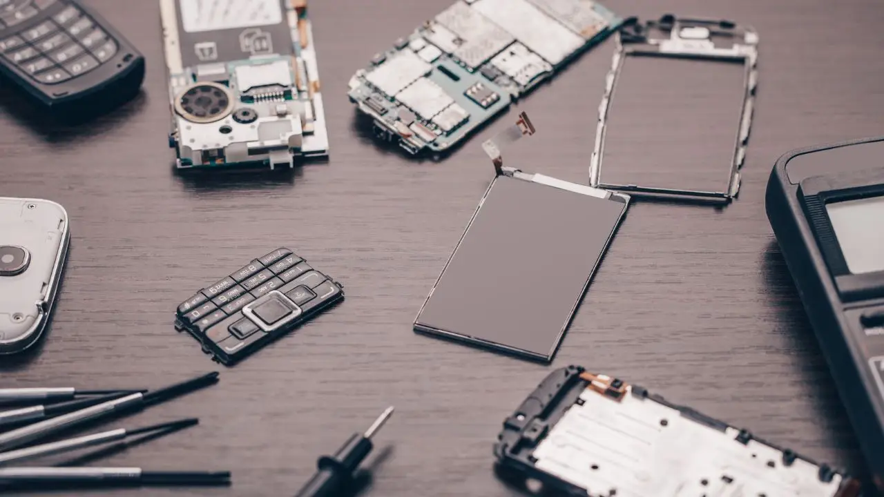 Elektronika - elementy telefonów na stole