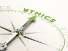 Etyka - kompas wskazujący na napis "ethics"