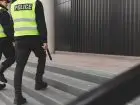 Jak zostać policjantem w UK - dwóch policjantów na służbie w kamizelkach wchodzą pod schodach