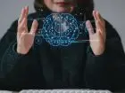 Kognitywistyka - kobieta z wizualizacją mózgu miedzy dłońmi