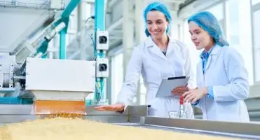 Najwięksi pracodawcy w Białymstoku - dwie kobiety podczas pracy w hali produkcyjnej