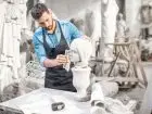 Rzeźba co po studiach - rzeźbiarz w pracowni