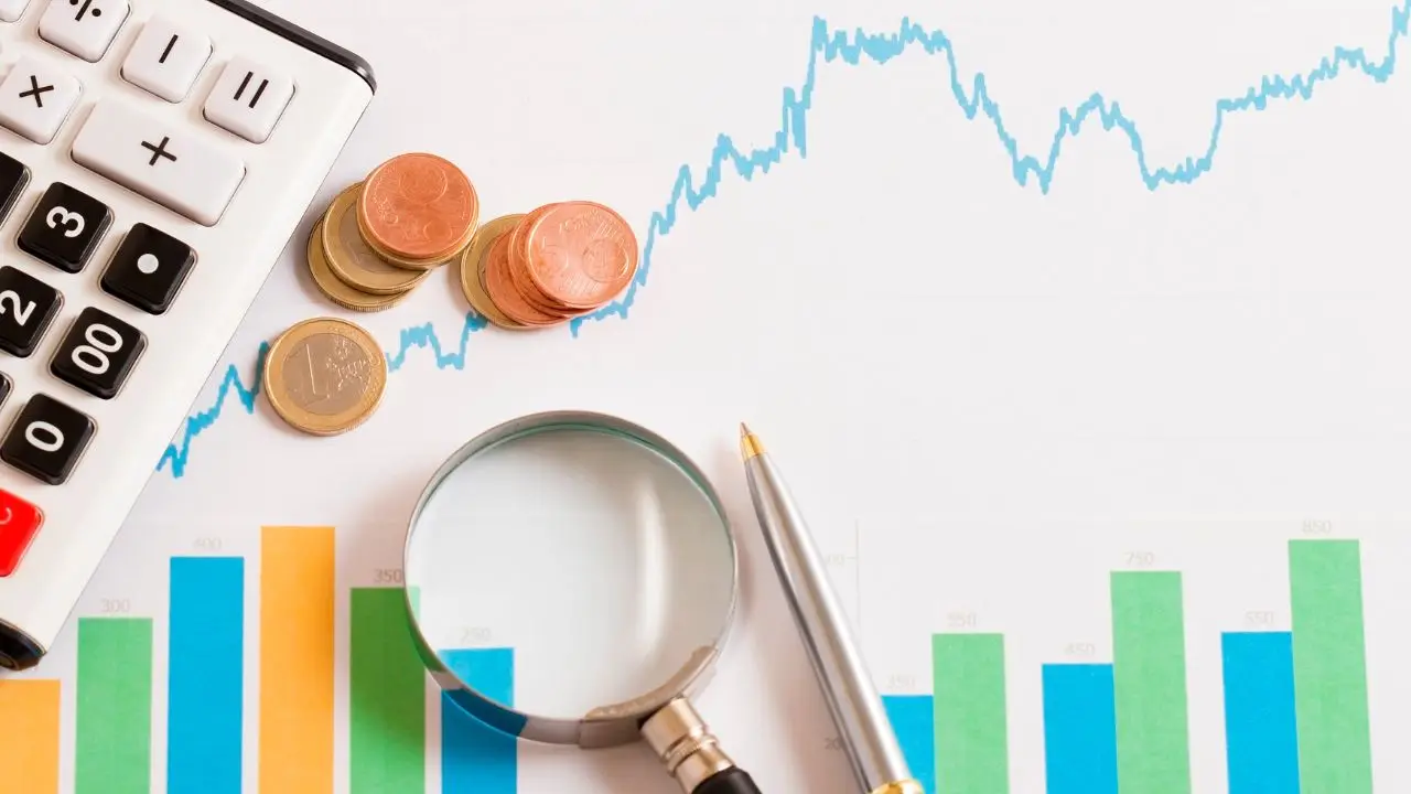 Analityk finansowy - wykres, lupa, monety