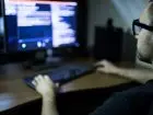 Backend developer - programista przed ekranem komputera