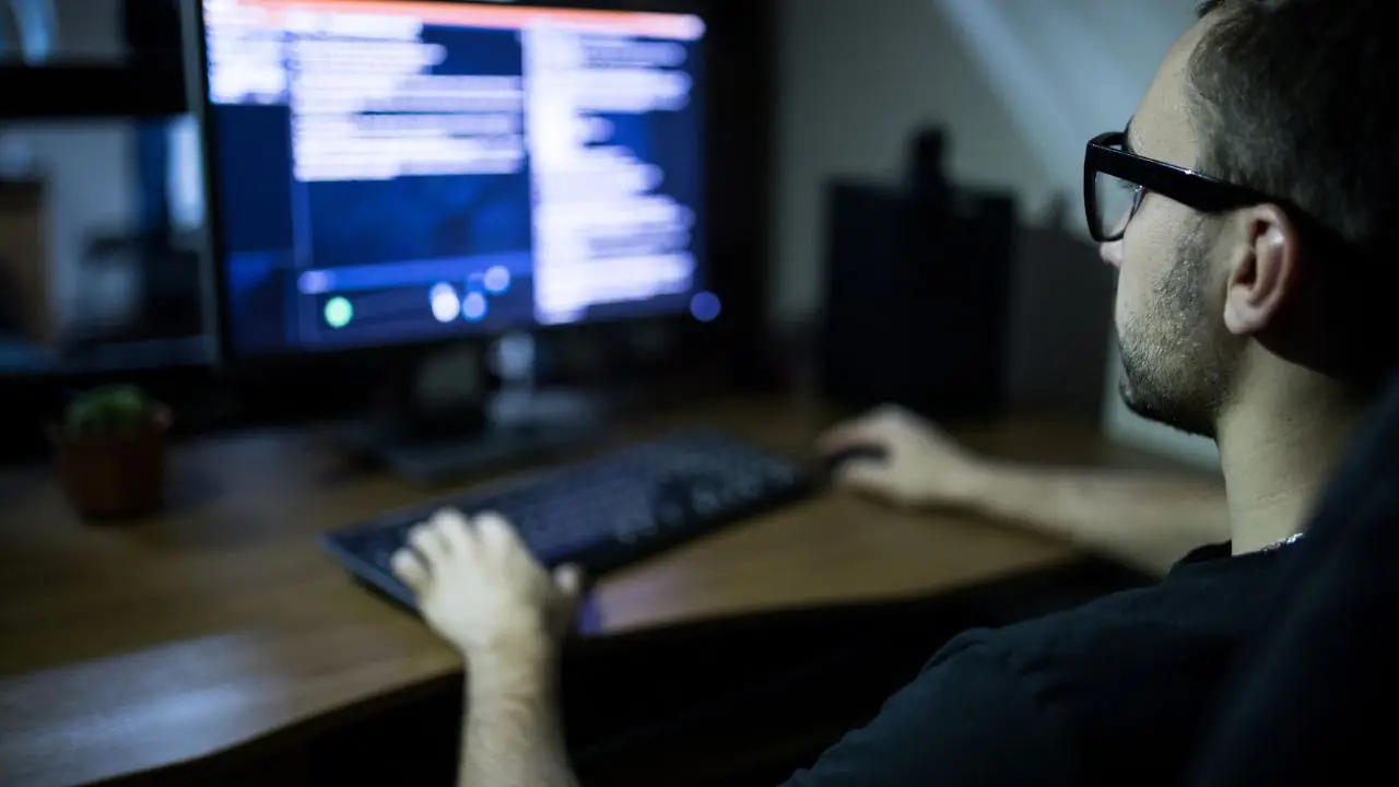 Backend developer - programista przed ekranem komputera