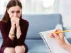 Jak zostać psychiatrą - pacjentka w gabinecie lekarza psychiatry prowadzącego notatki
