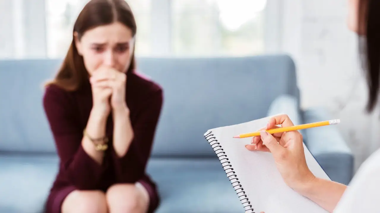 Jak zostać psychiatrą - pacjentka w gabinecie lekarza psychiatry prowadzącego notatki