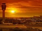 Kontroler ruchu lotniczego - lotnisko na tle zachodzącego słońca