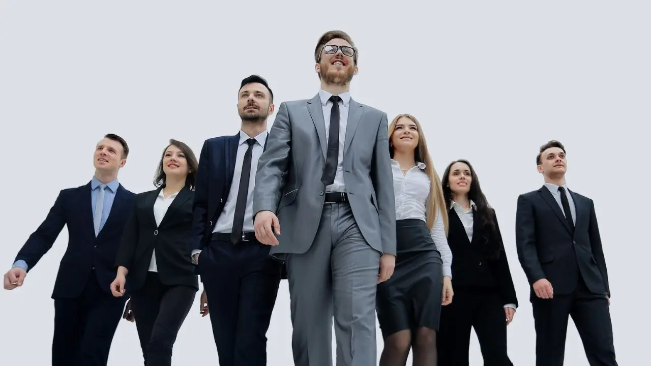 Najwięksi pracodawcy w Łodzi - ludzie elegancko ubrani w trakcie wspólnego pochodu