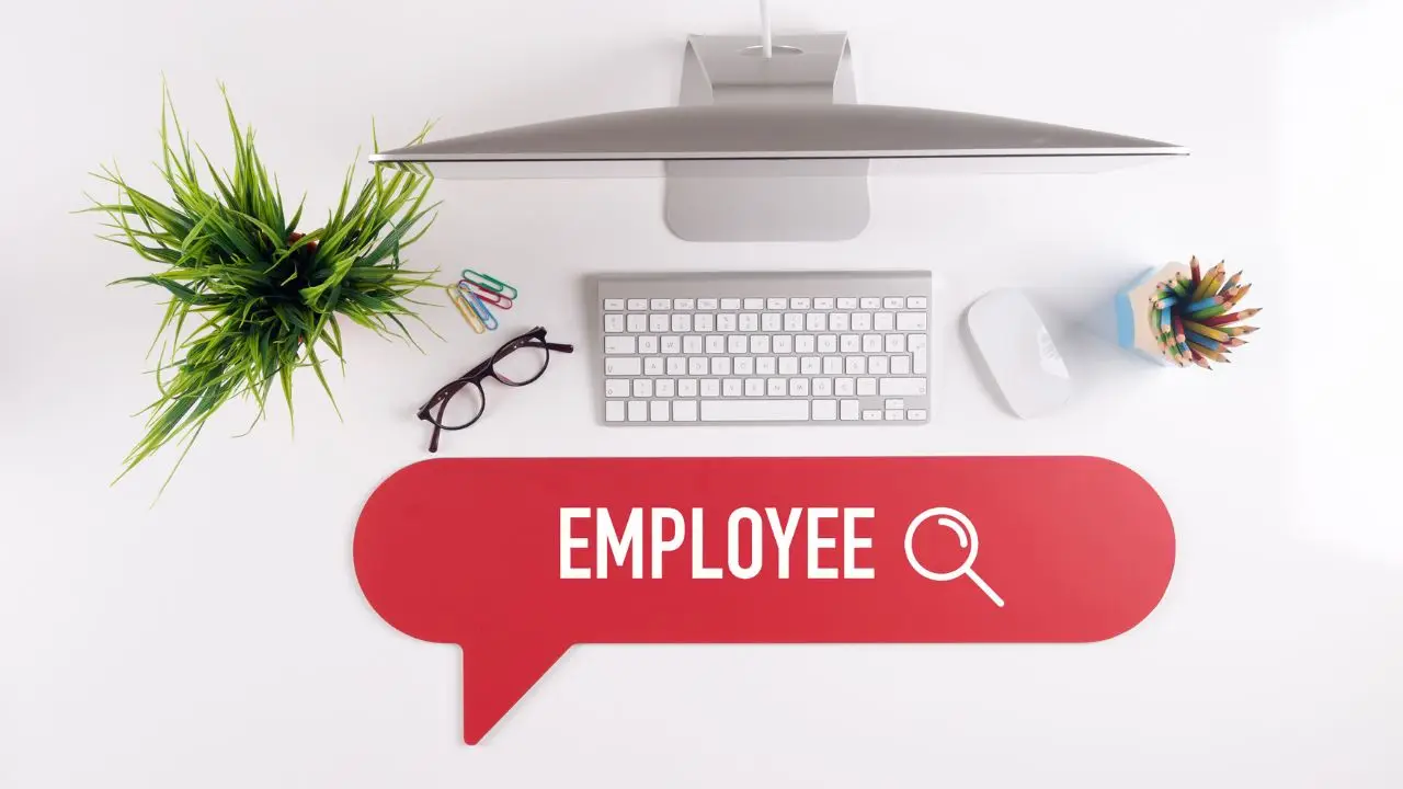 Najwięksi pracodawcy w Olsztynie - komputer na białym biurku i napis employee