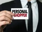 Personal shopper - profesjonalny personal shopper trzyma swoją wizytówkę