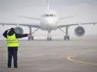 Pracownik lotniska sygnalizujący pilotowi