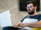 Product manager - mężczyzna przy laptopie