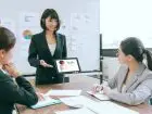 Product manager - product manager podczas spotkania biznesowego