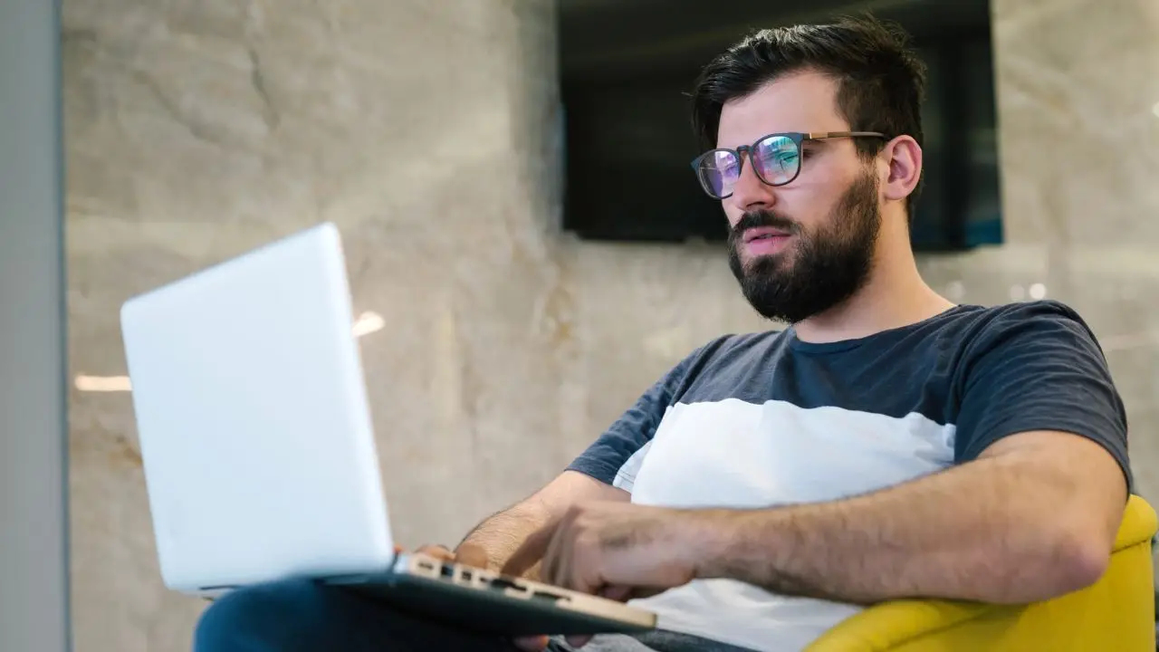 Product manager - mężczyzna przy laptopie