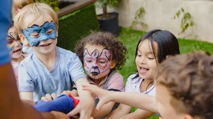 Animacja kultury - zakres obowiązków - dzieci z pomalowanymi twarzami w trakcie zabaw