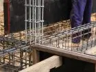 Monter szalunków podczas pracy na budowie