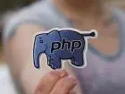 Programista PHP - wzór CV - kobieta trzymająca naklejkę słonia z napisem PHP